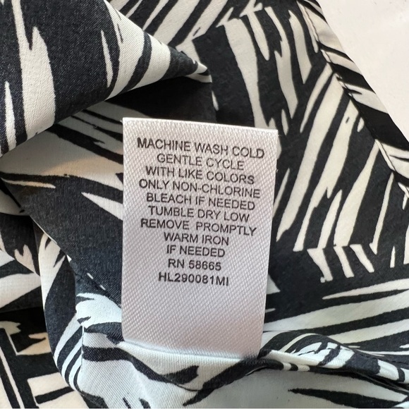 Trouve Sleeveless Abstract Striped Print Blouse Size XL EUC Like New - Picture 6 of 9